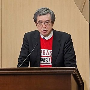 濱野幸一特許庁長官。スタートアップ支援プログラムのロゴ入りオリジナルTシャツを着用し、事業への意気込みを示した。