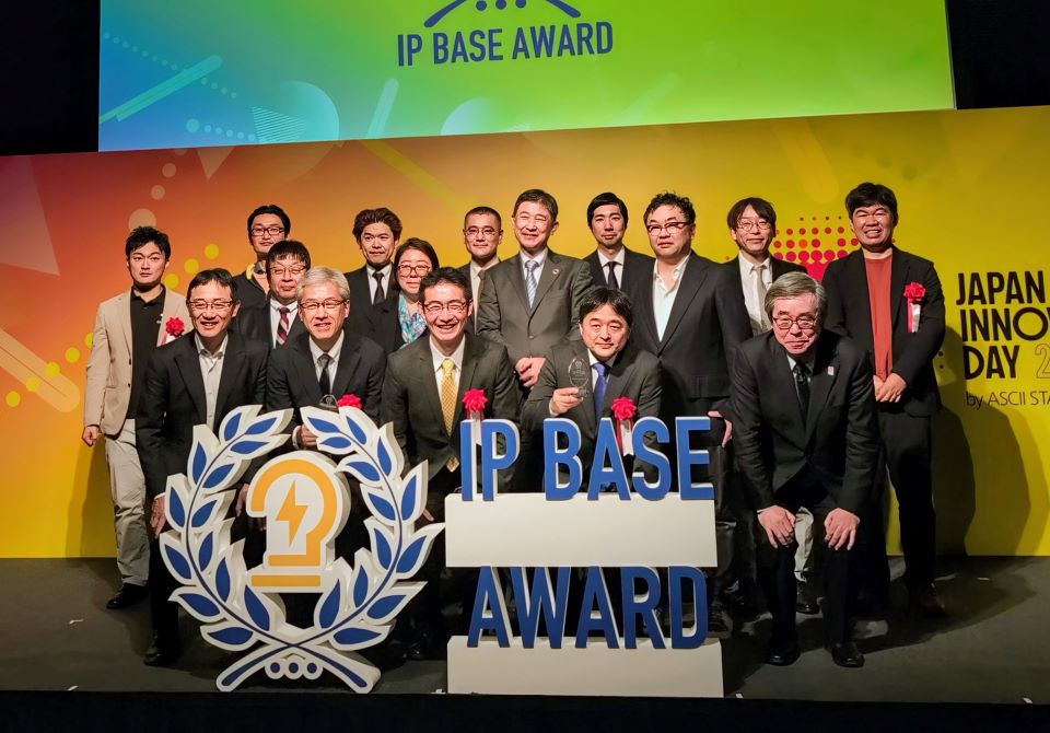 「第5回IP BASE AWARD」受賞者と選考委員（前列右端は濱野幸一特許庁長官）